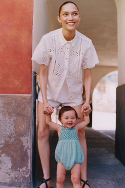 ZARA КОМБИНЕЗОН ИЗ РЕЛЬЕФНОЙ ТКАНИ С ВЫШИВКОЙ, ЗЕЛЕНОВАТО-СИНИЙ