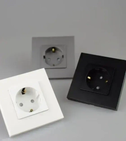 Розетки белые с заземлением и защитными шторками от детей, евророзетки