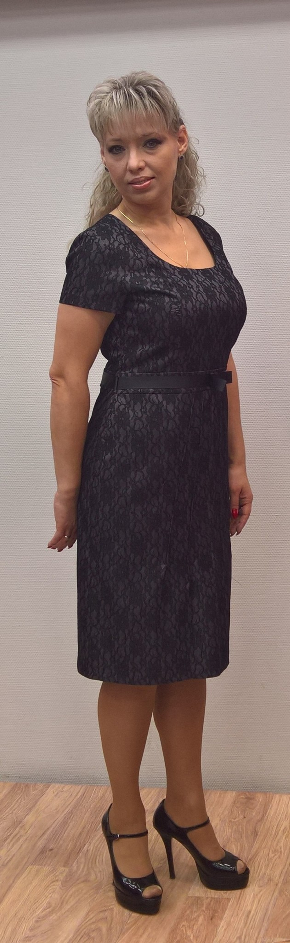 Черное гипюровое платье