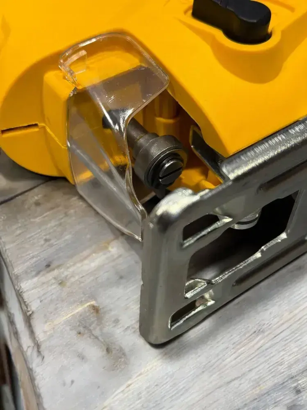 Лобзик DeWalt c лазером электрический