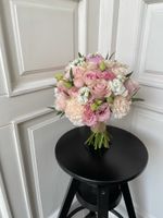 Свадебный букет из диантусов, маттиолы, пионов, эвкалипта и кустовых пионовидных роз