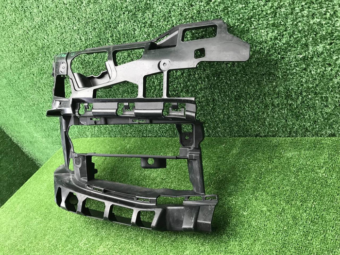 Кронштейн переднего бампера BMW 5er G30 (17-20)