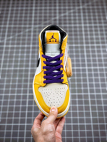 AIR JORDAN 1 MID SE LAKERS UNIVERSITY GOLD/BLACK-PALE IVORY-COURT PURPLE