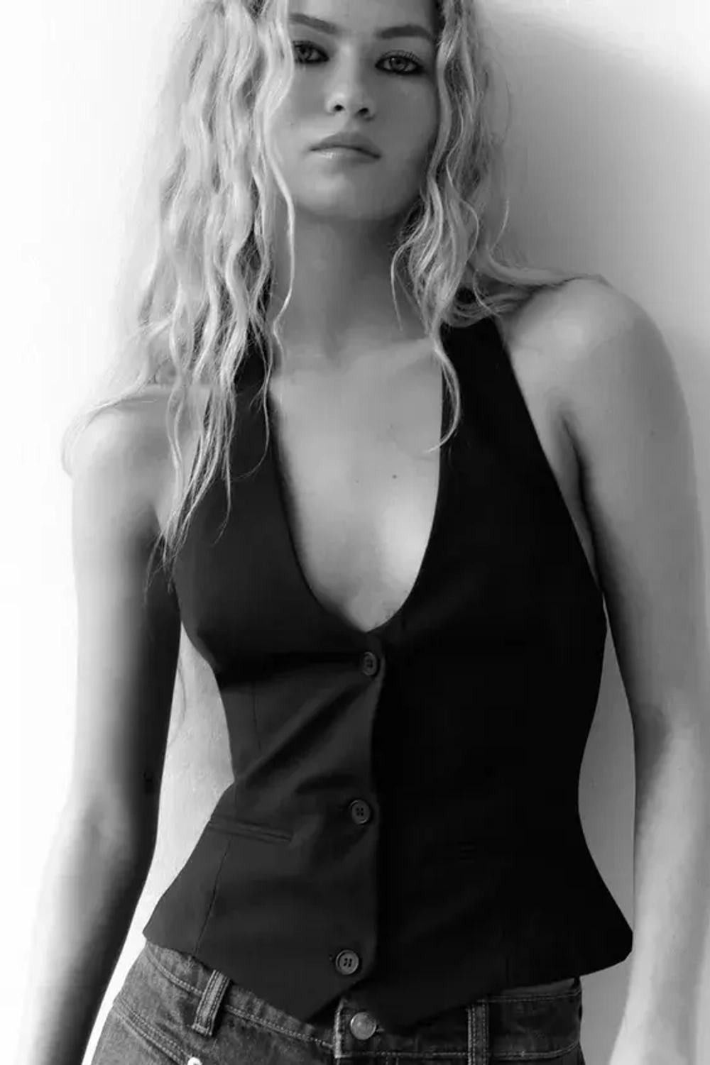 ZARA ТОП С ГОРЛОВИНОЙ ХАЛТЕР И ПУГОВИЦАМИ, МОРСКОЙ СИНИЙ