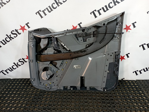 Обшивка двери левой в сборе 2016г.