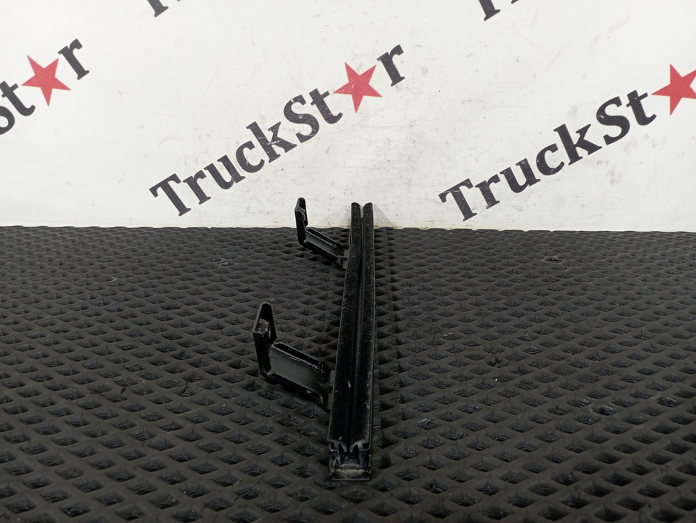 Направляющая стекла двери левой 2023г