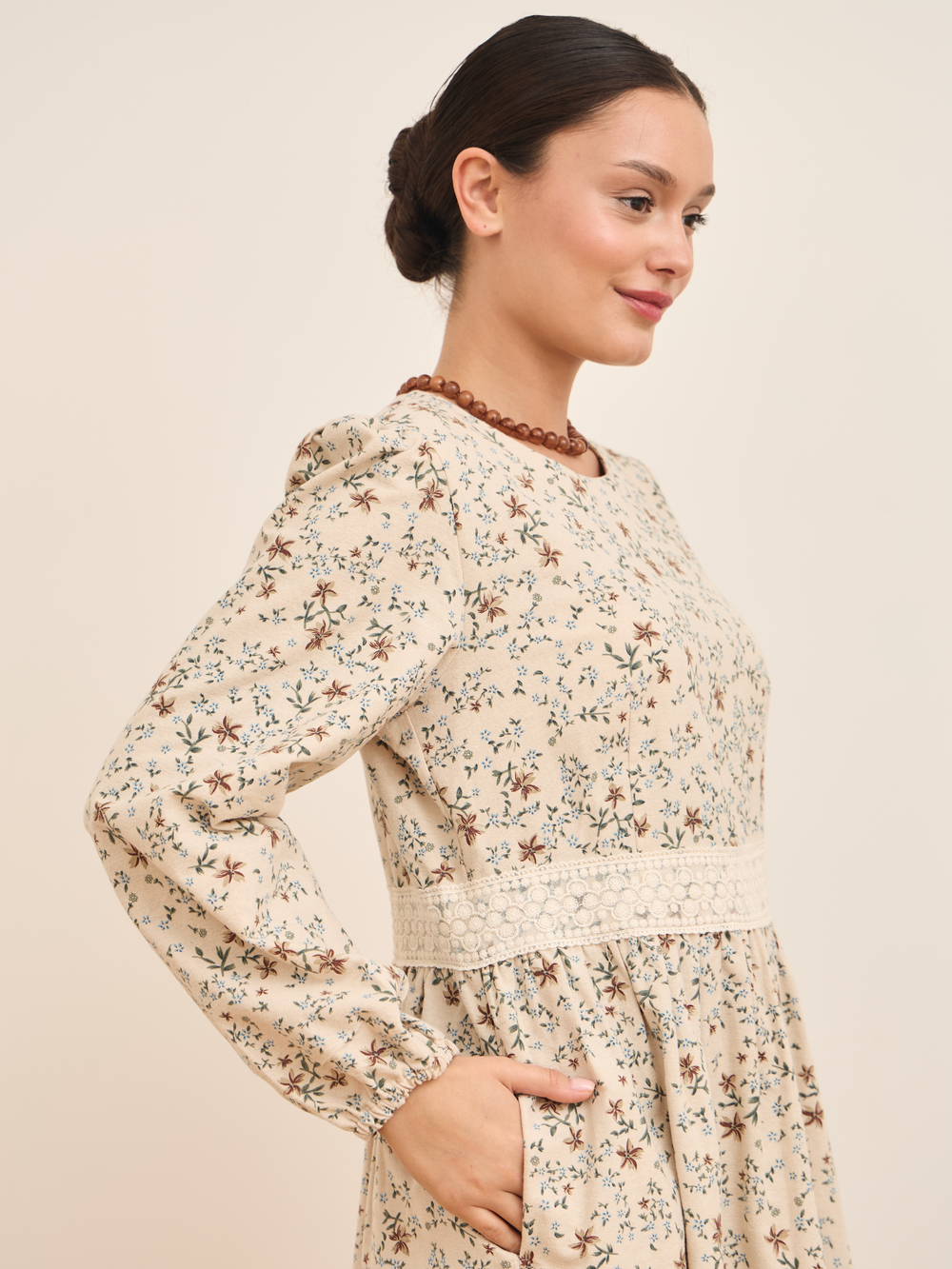 Платье с кружевными вставками