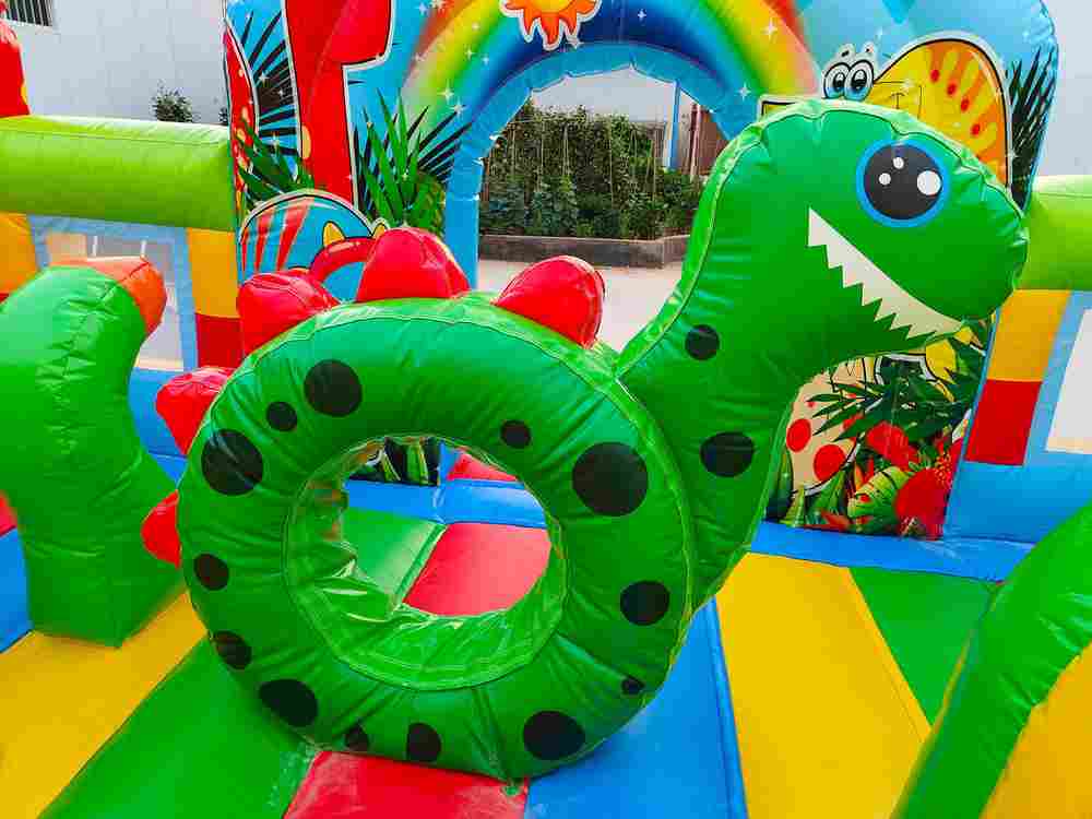 Коммерческий надувной батут «Хамелеон и динозавры Ультра 4» 12*6*6 м