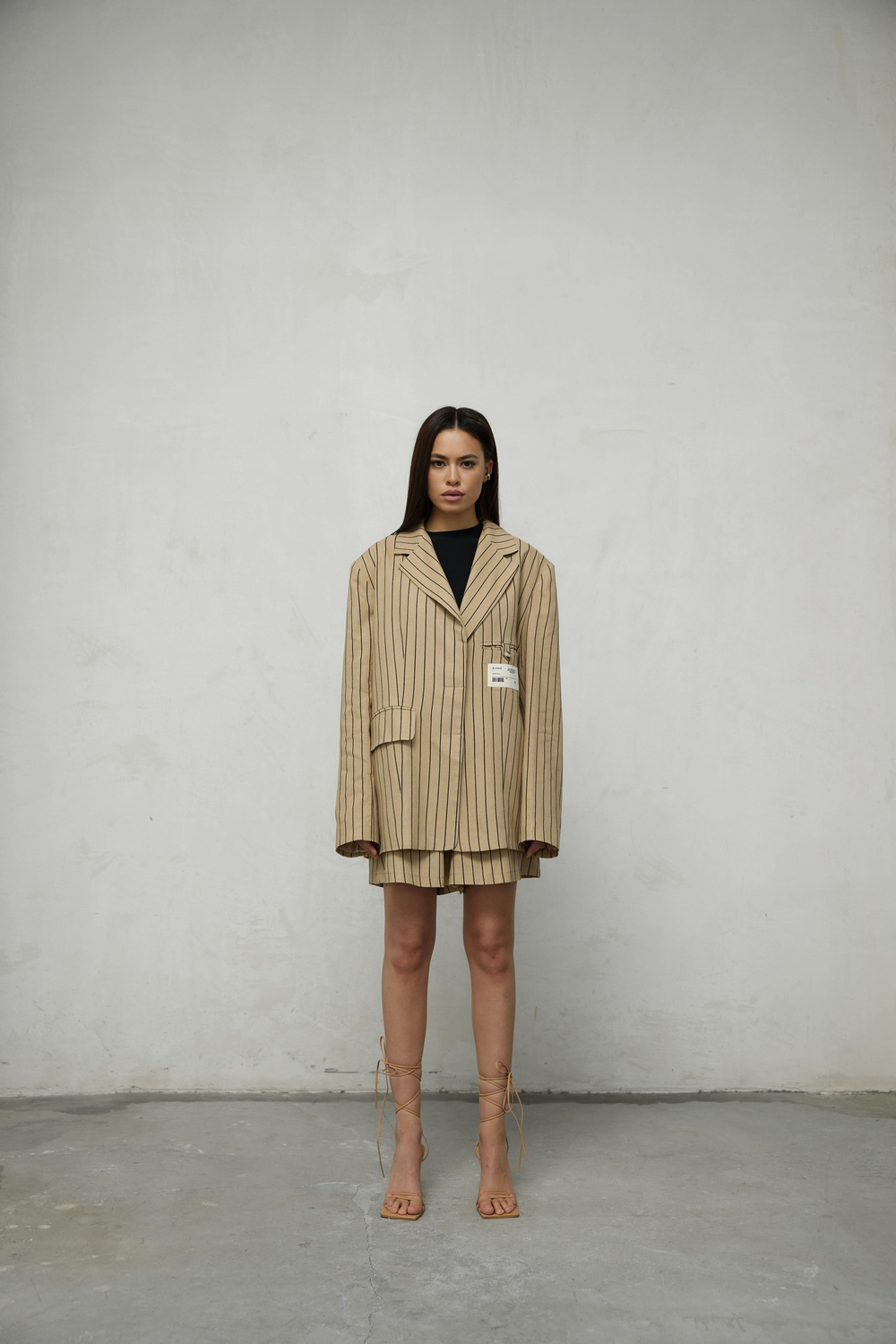 Жакет в полоску с высокой шлицей бежевый (с вкраплениями по ткани)