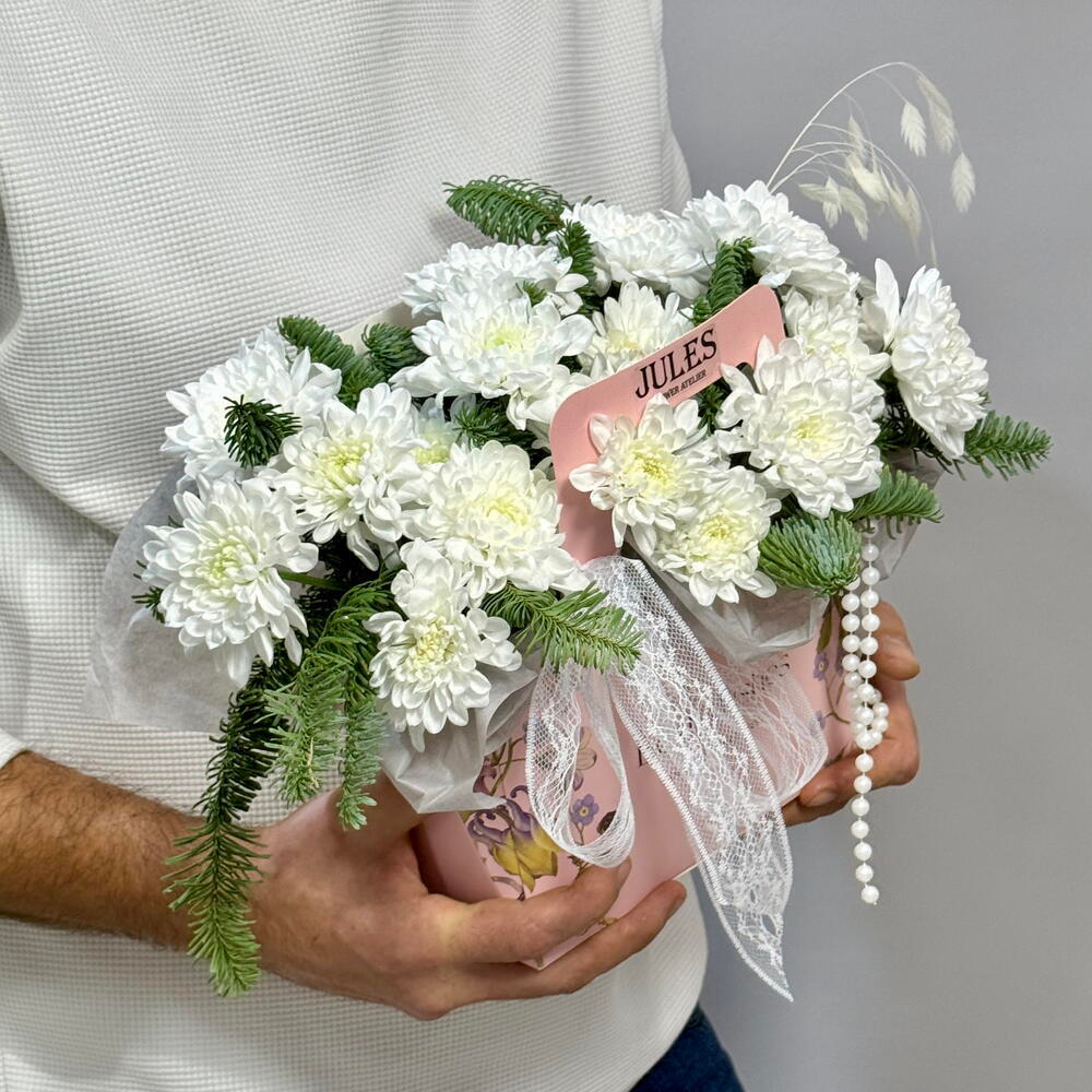 «Снегопад» композиция из ели(нобилиса) и хризантемы