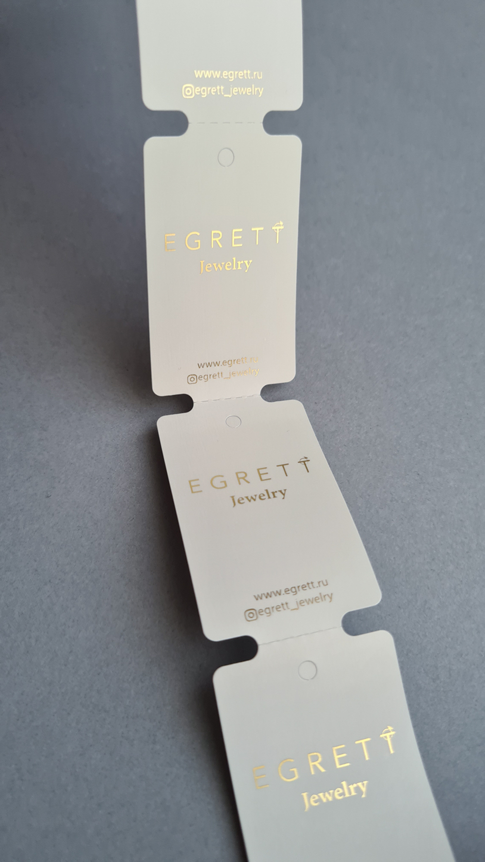 Светло-серые бирки 30*50,8 мм. печать золотым