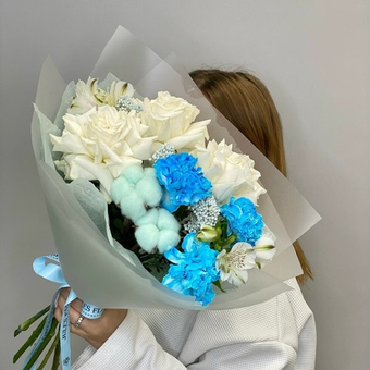 «Аквамарин» букет с розами, диантусами и хлопком