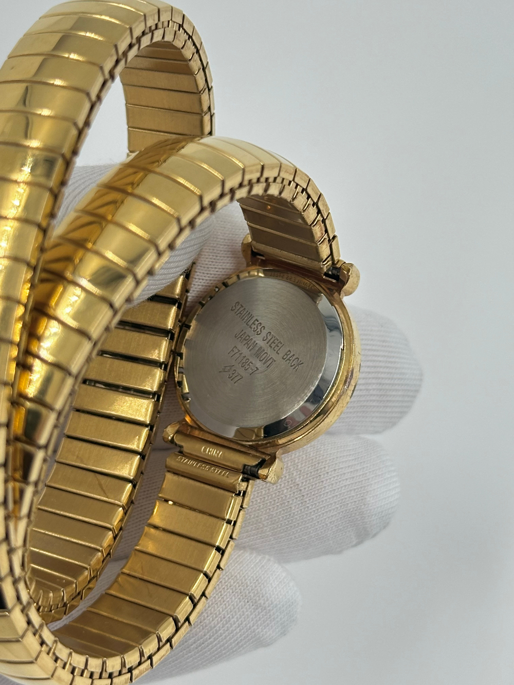 Часы на эластичном браслете