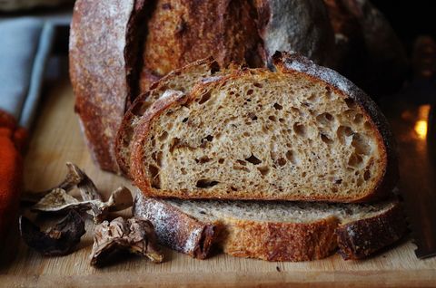 Гречневый хлеб с лесными грибами на закваске