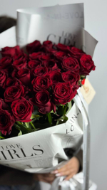 Букет из алых роз