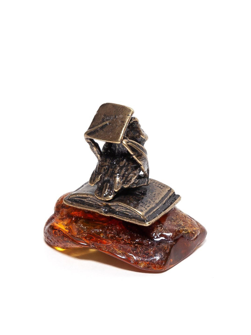 Фигурка с янтарем натуральным - Ученая сова. Статуэтка из янтаря цельного