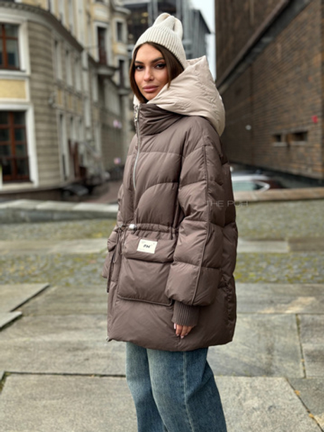 Удлиненный шоколадный пуховик с контрастным капюшоном