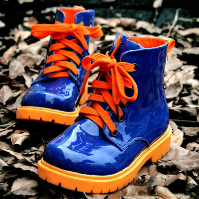 Ботинки лаковые детские с яркой шнуровкой и подошвой