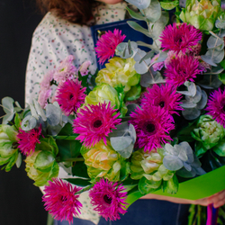 28. Эффектный стильный букет с гермини и розами