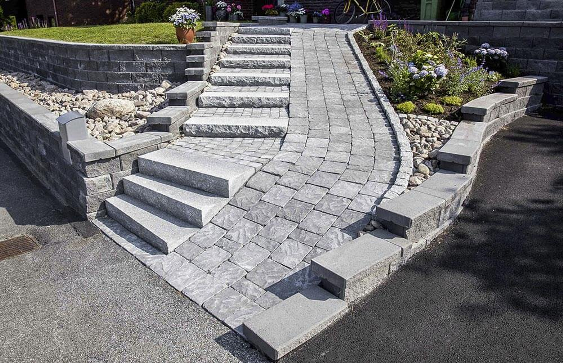 Как уложить тротуарную плитку на склоне