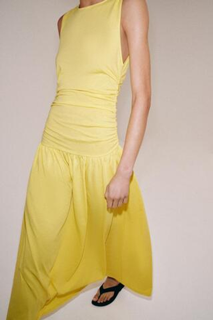 ZARA ДЛИННОЕ ПЛАТЬЕ СО СБОРКАМИ, ЖЕЛТЫЙ
