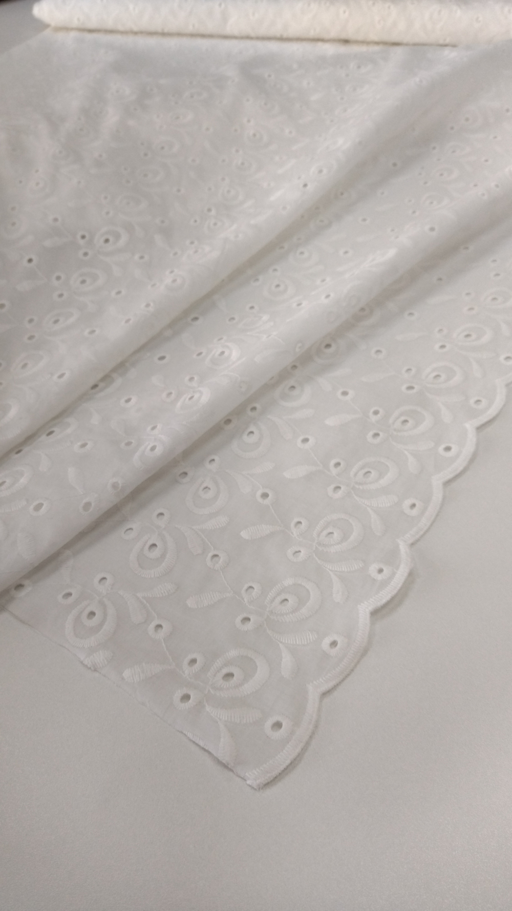 Шитье хлопковое с фестонами.