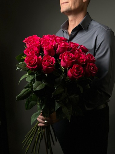 Малиновые розы сорт «Gotcha» (Эквадор)