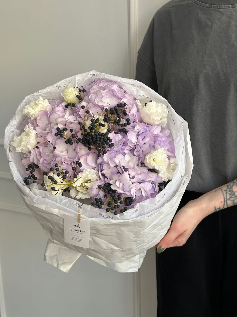 Букет сборный из гортензии, лизиантуса и вибурнума