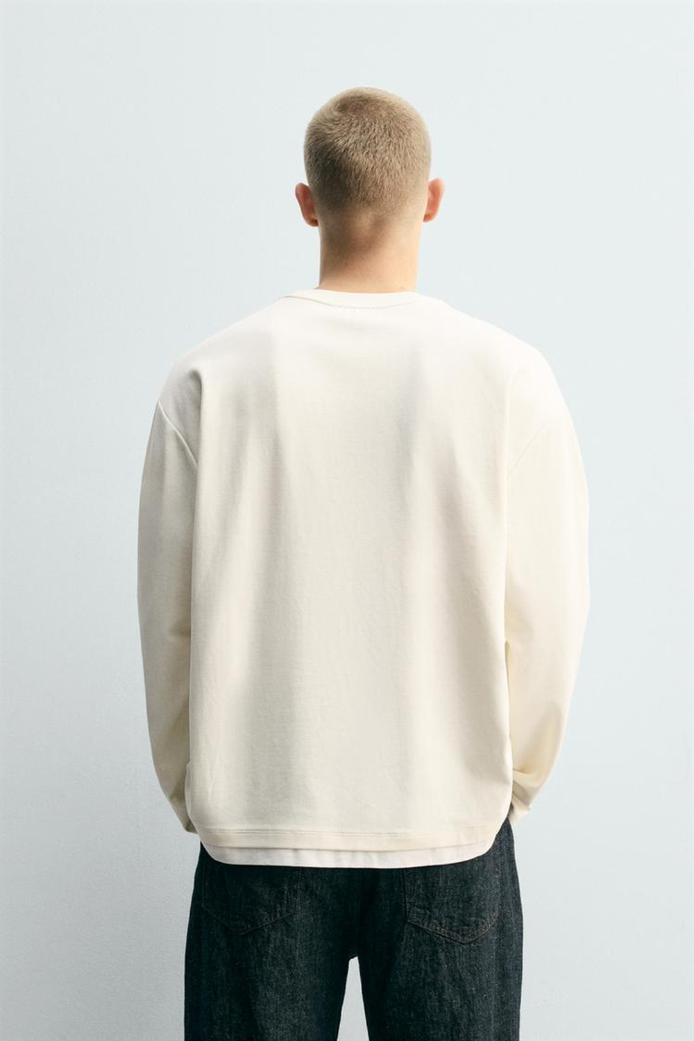 ZARA ФУТБОЛКА С КОНТРАСТНОЙ ДВОЙНОЙ ОТДЕЛКОЙ, ЦВЕТ СЛИВОЧНОГО МАСЛА