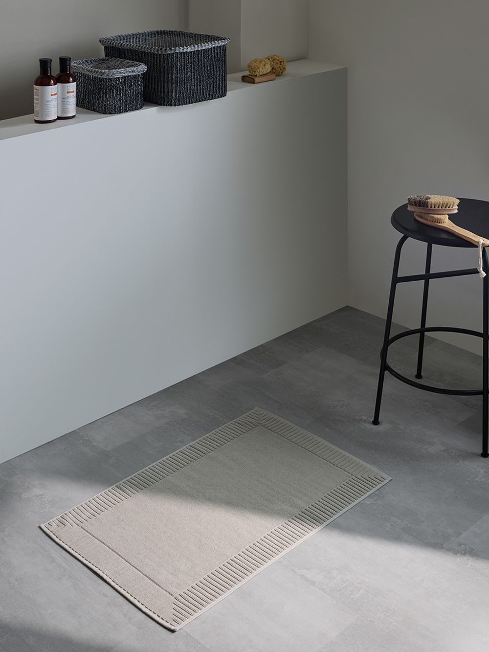 Коврик для ванной с фактурным бортиком бежево-серого цвета из коллекции Essential, 50х80 см
