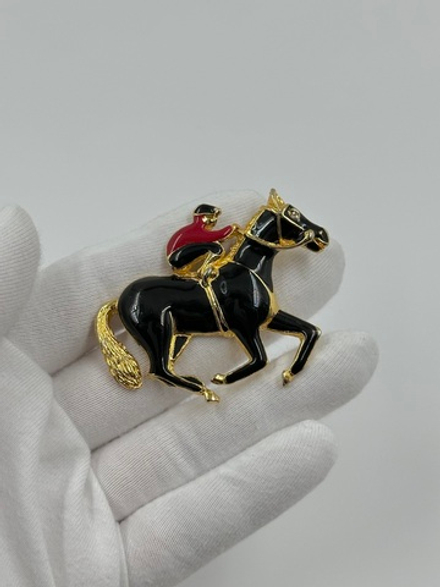 Брошь Жокей