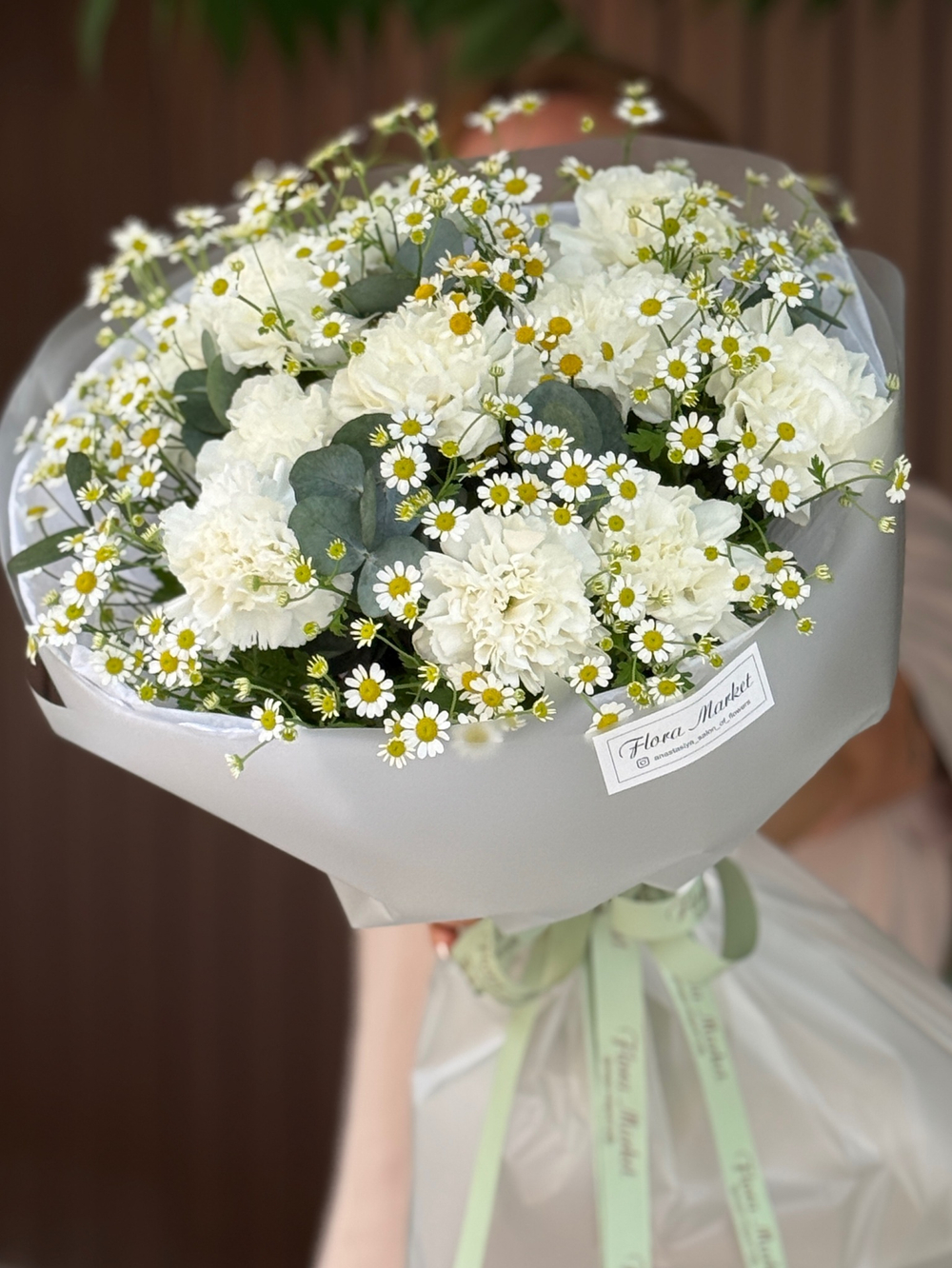 Воздушный букет с танацетумом, диантусом и эвкалиптом от Флора Маркет