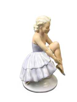 Фарфоровая статуэтка "Балерина надевающая пуанты"