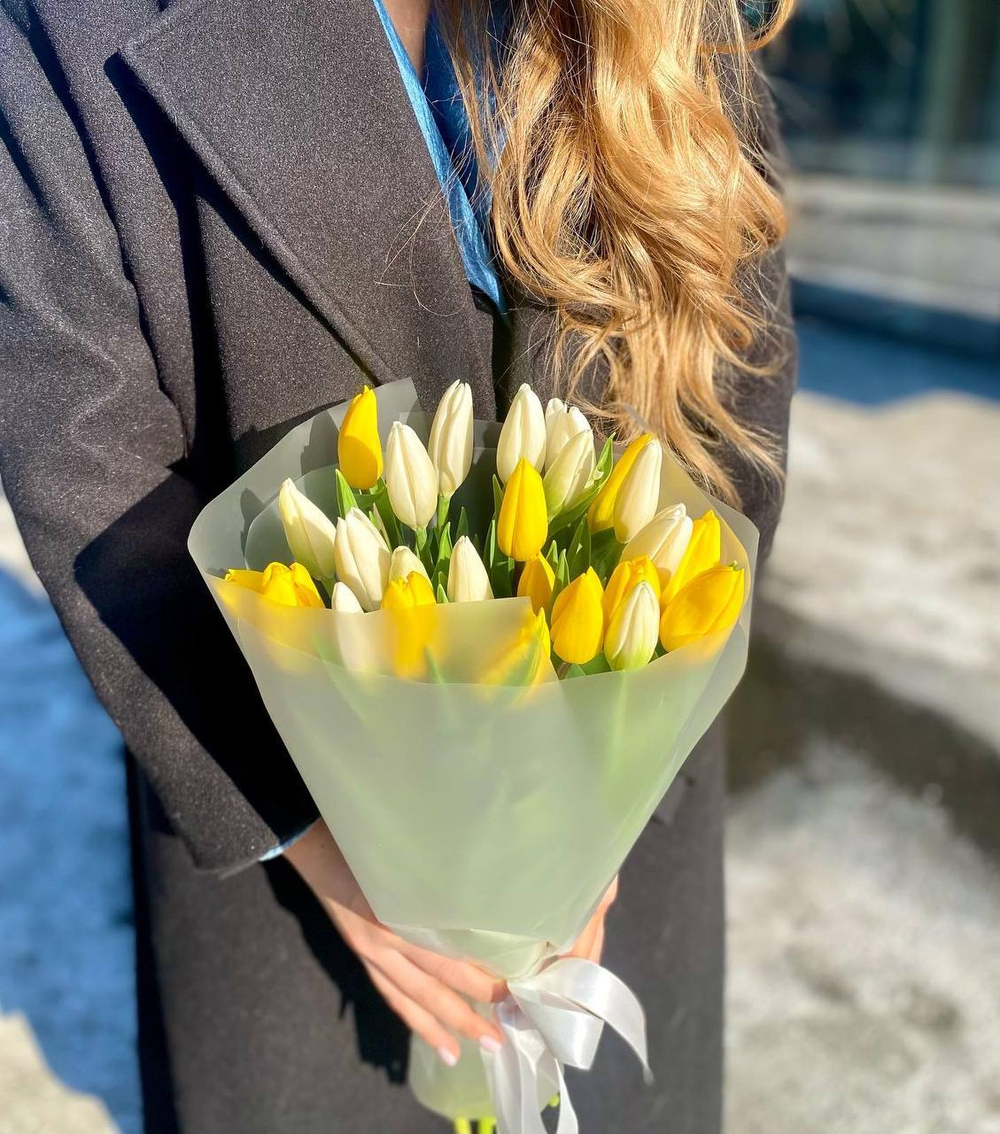 Букет 25 белых и желтых тюльпанов