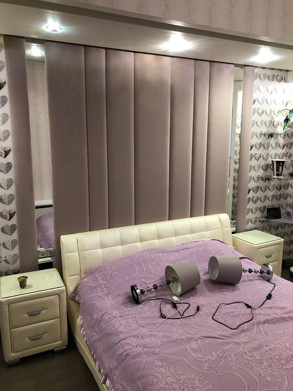 Двуспальная кровать с мягким изголовьем и стильным дизайном