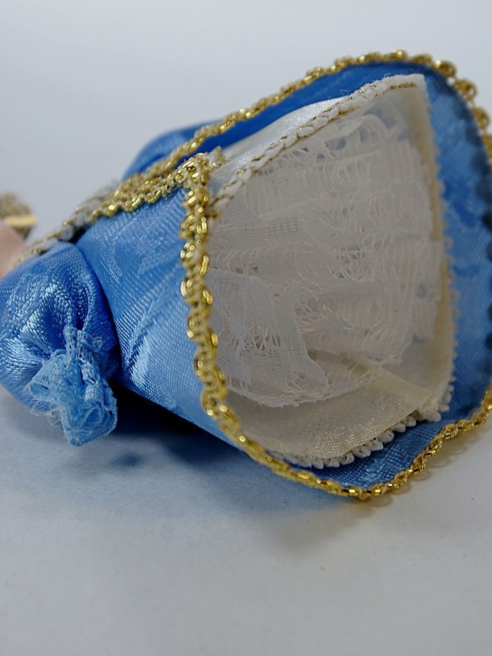 Кукла-подвеска в фигурном кокошнике