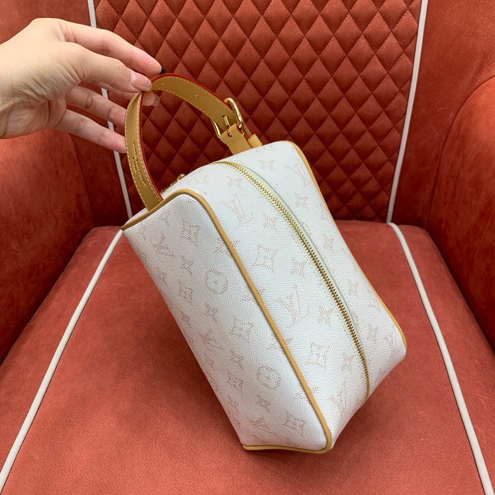 Louis Vuitton Locker Dopp Kit