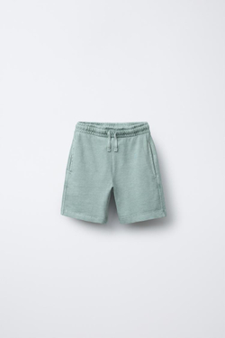 ZARA КОМПЛЕКТ ИЗ ФУТБОЛКИ И ШОРТОВ-БЕРМУДОВ GARMENT DYE, ЗЕЛЕНОВАТО-СИНИЙ
