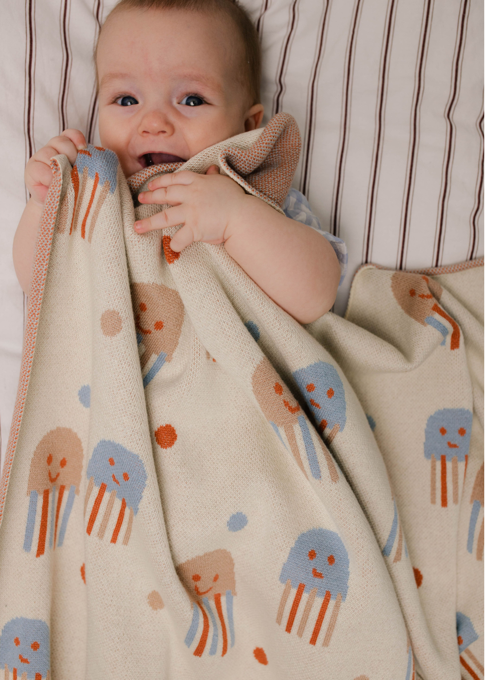 8060-342 Плед вязаный (медузы)