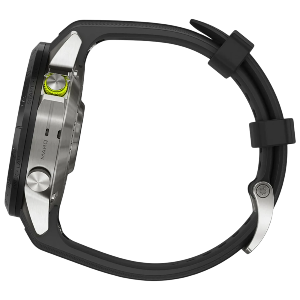 Спортивные часы Garmin MARQ Athlete (Gen 2), чёрный силиконовый ремешок Безель и корпус из титана, AMOLED-дисплей с куполообразным сапфировым стеклом. Ремешок с классической застёжкой — на запястье обхватом 135–213 мм