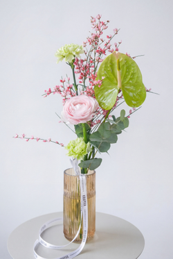 Букет Крапива KRAPIVA с антуриумом и ранункулюсом – купить с доставкой