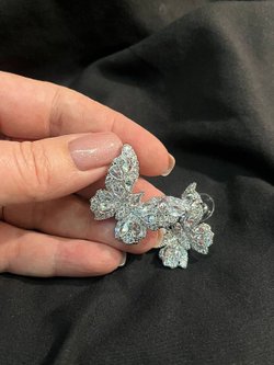 Серьги гвоздики бабочки белые