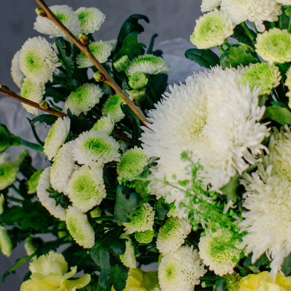 134. Суперстойкий букет в весенних оттенках с ветками вишни