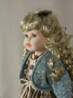 Кукла фарфоровая 16' на подставке