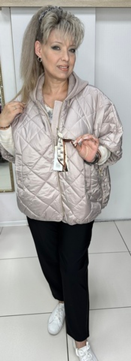 Светлый жилет на пуху с вязанным капюшоном