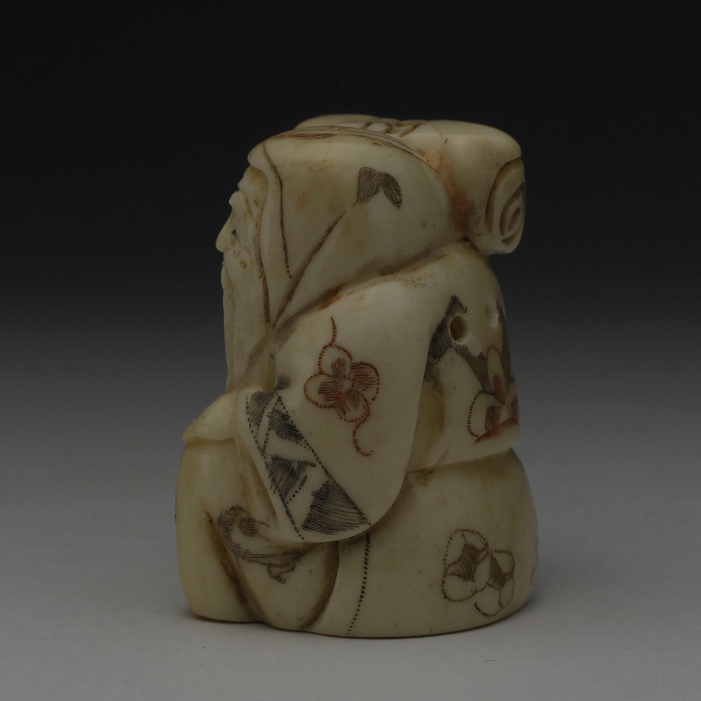 Нэцкэ Фукурокудзю со свитком на плече