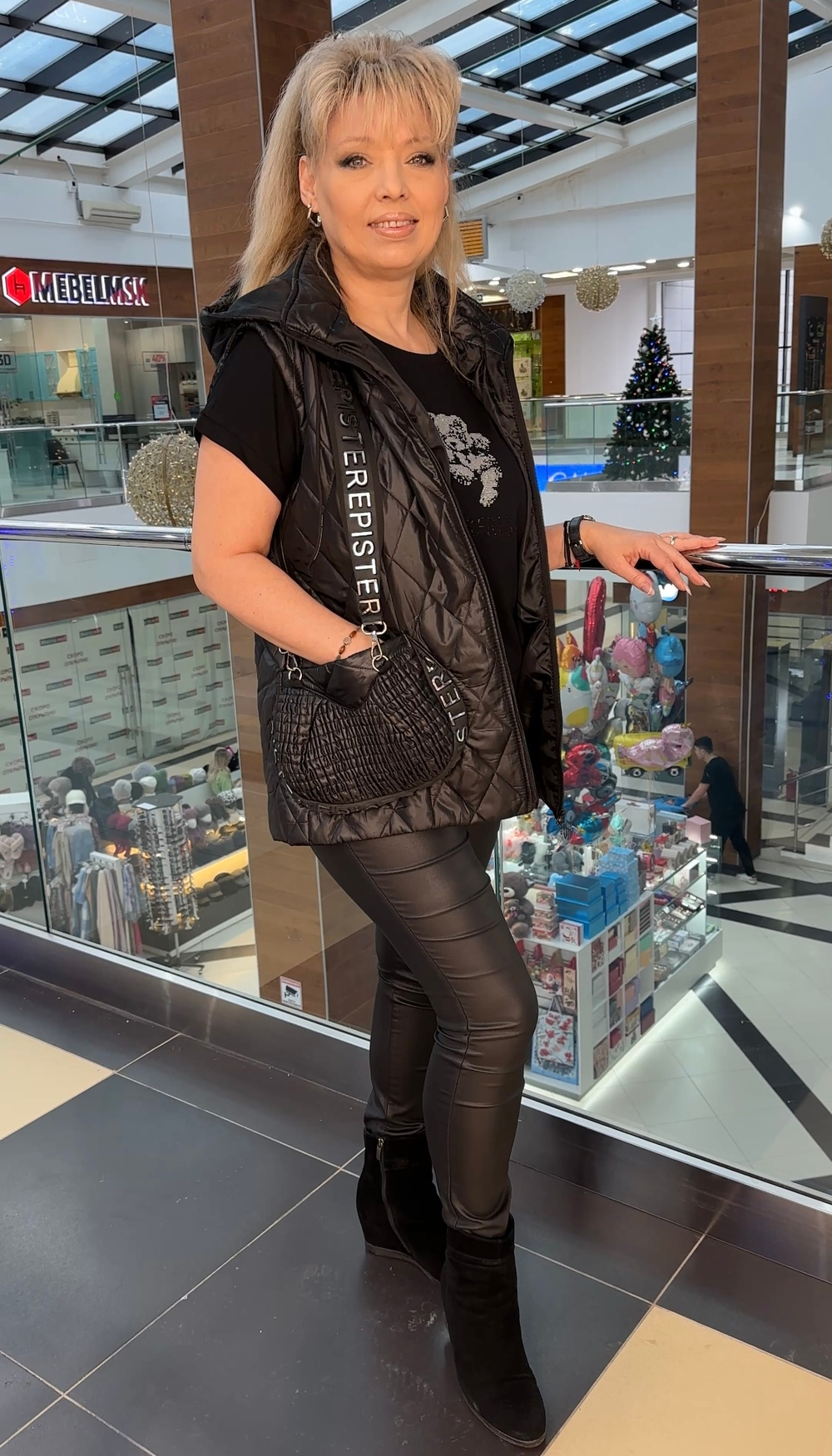 Черный стеганный жилет со стразовым принтом