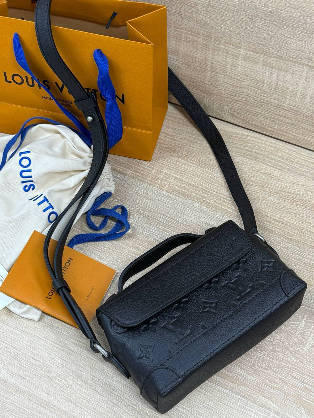 Сумка-мессенджер Louis Vuitton
