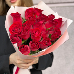 Букет 19 роз Кения 40 в пленке красные