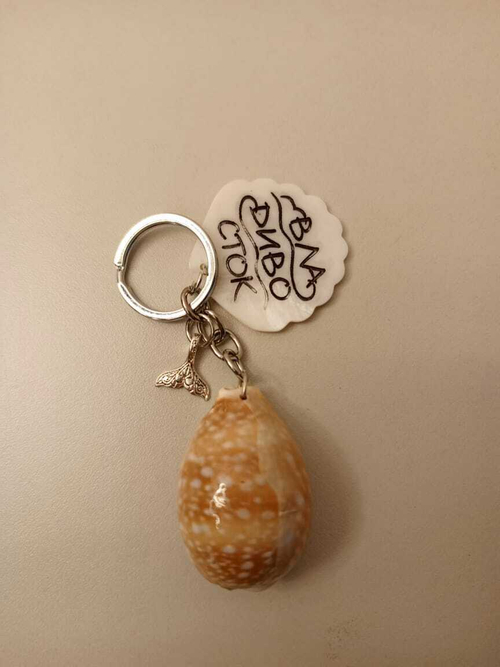 Брелок с ракушкой и металлической подвеской Владивосток